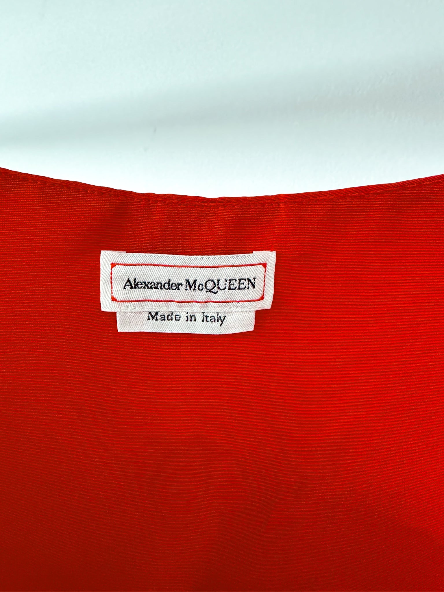 Robe courte évasée en taffetas rouge à col en cœur Alexander McQueen