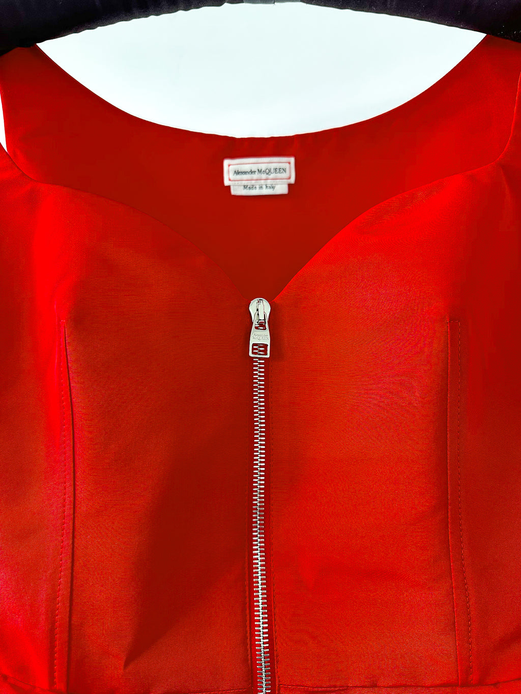 Robe courte évasée en taffetas rouge à col en cœur Alexander McQueen