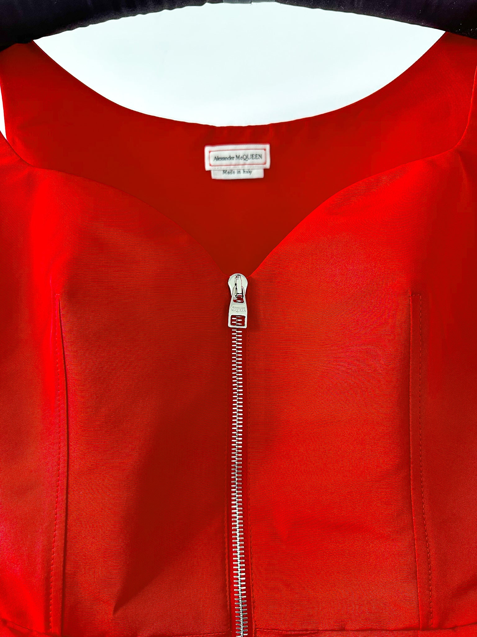 Robe courte évasée en taffetas rouge à col en cœur Alexander McQueen