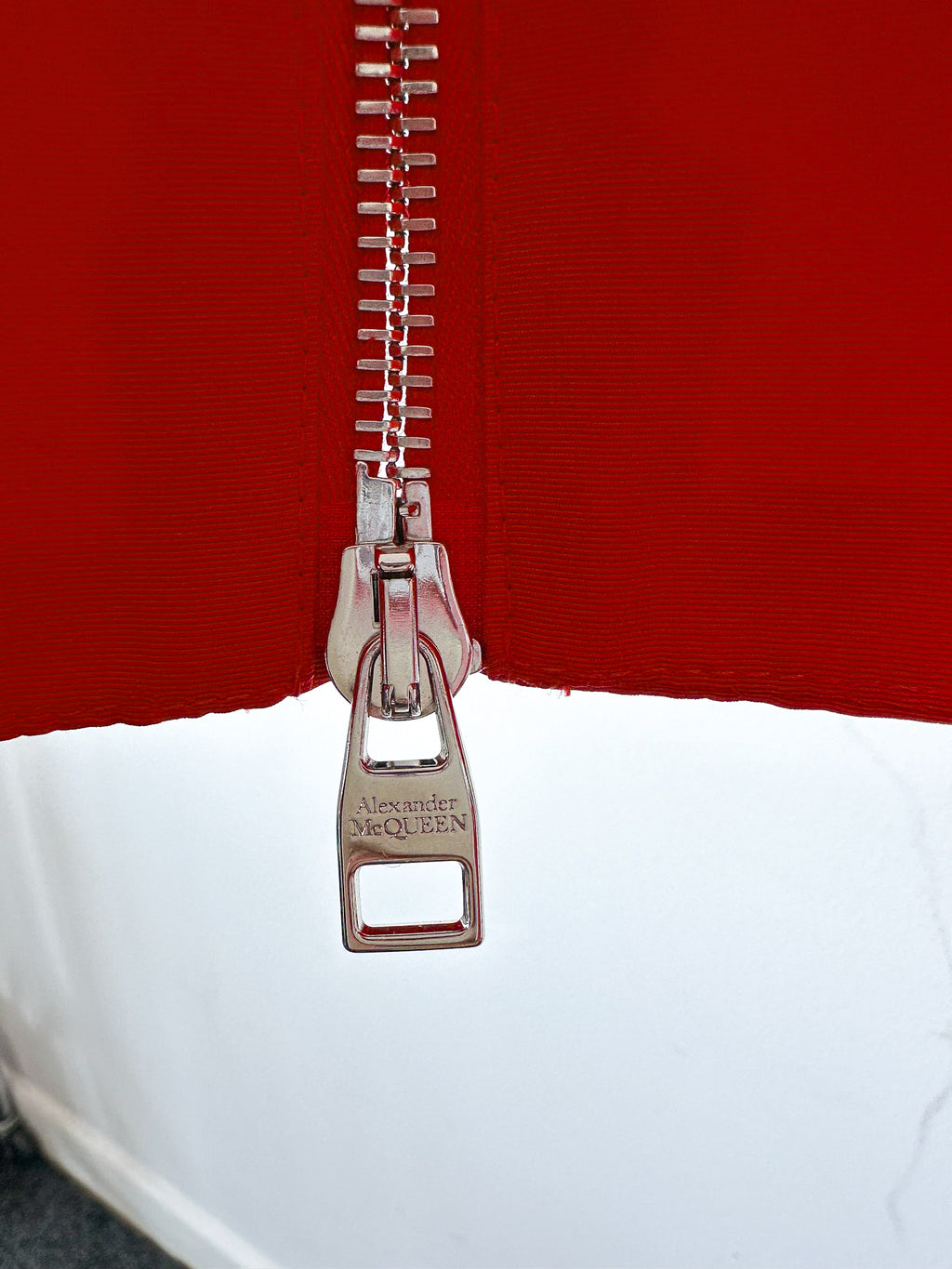 Robe courte évasée en taffetas rouge à col en cœur Alexander McQueen