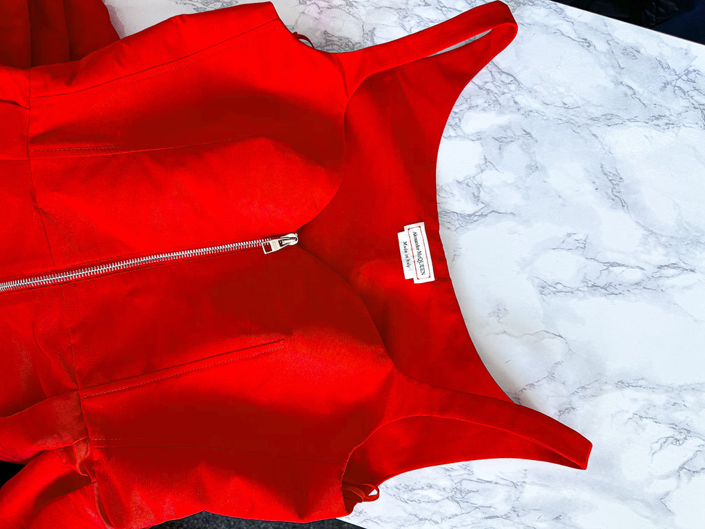 Robe courte évasée en taffetas rouge à col en cœur Alexander McQueen