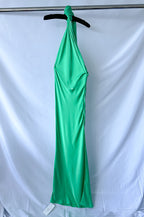 Rat and Boa Grünes Azzara-Maxikleid aus Satin mit Drapierung