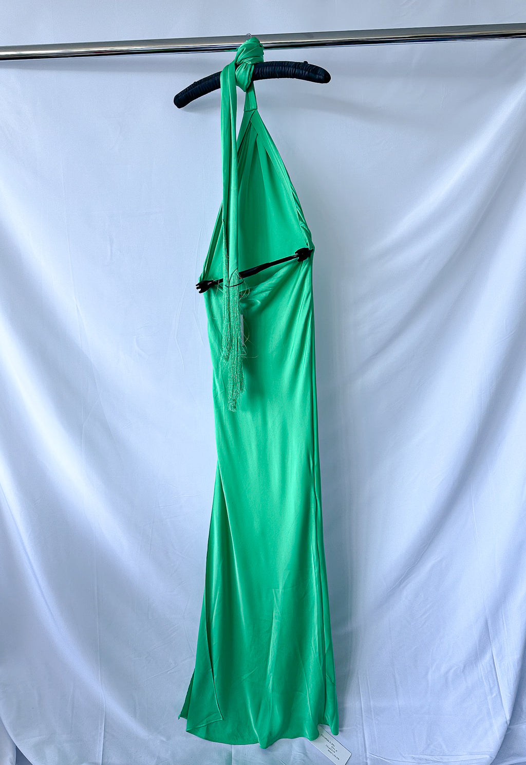 Rat and Boa Grünes Azzara-Maxikleid aus Satin mit Drapierung