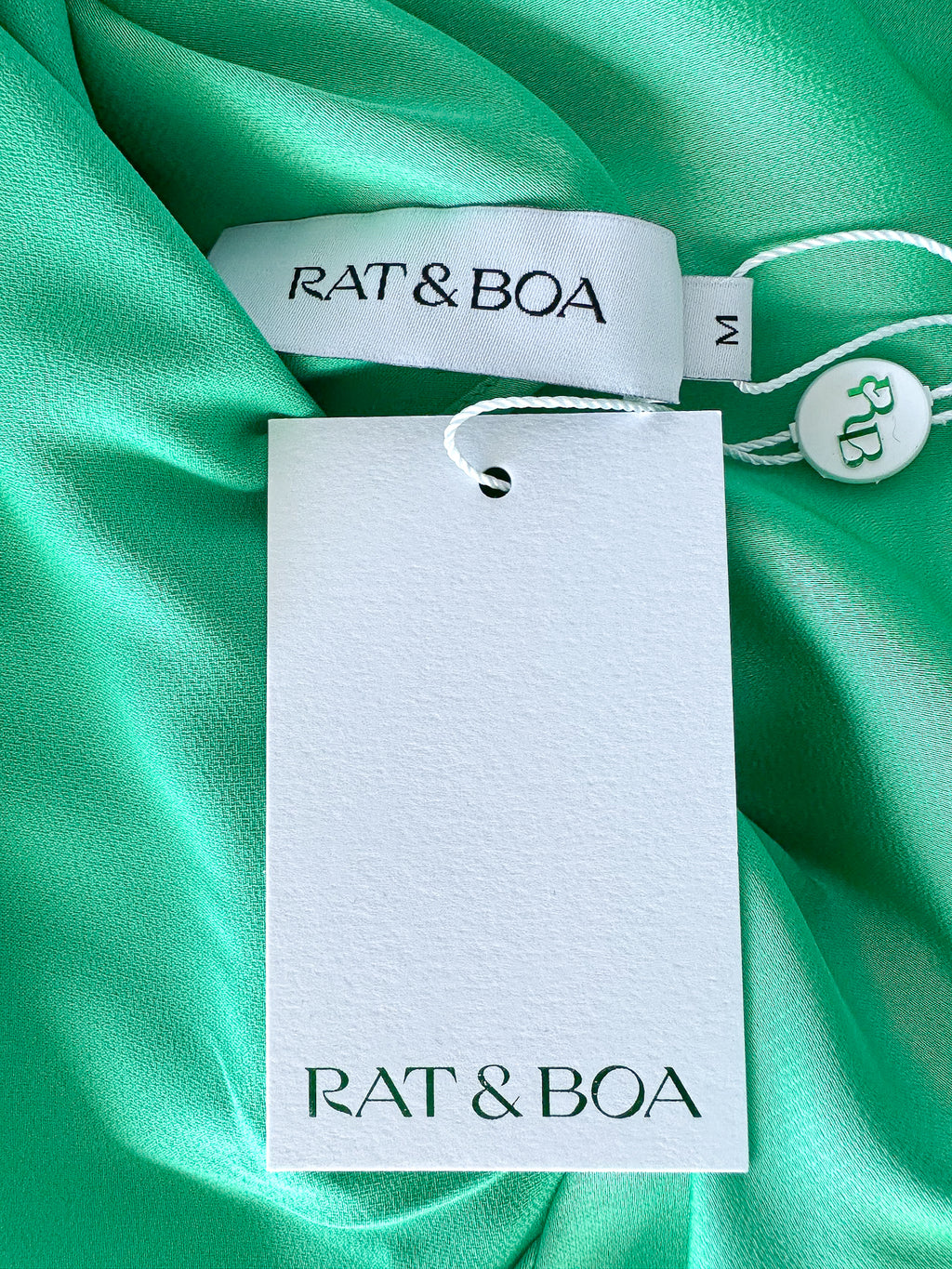 Rat and Boa Grünes Azzara-Maxikleid aus Satin mit Drapierung