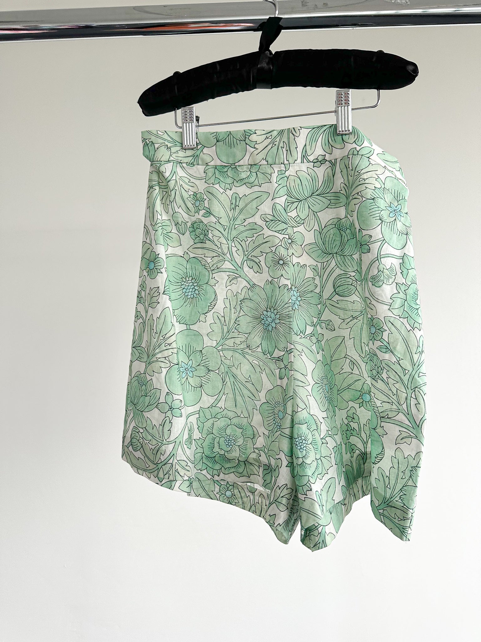 The Vampire's Wife The Persuasion Linen Floral Green High Waist Shorts - House Of Huntington