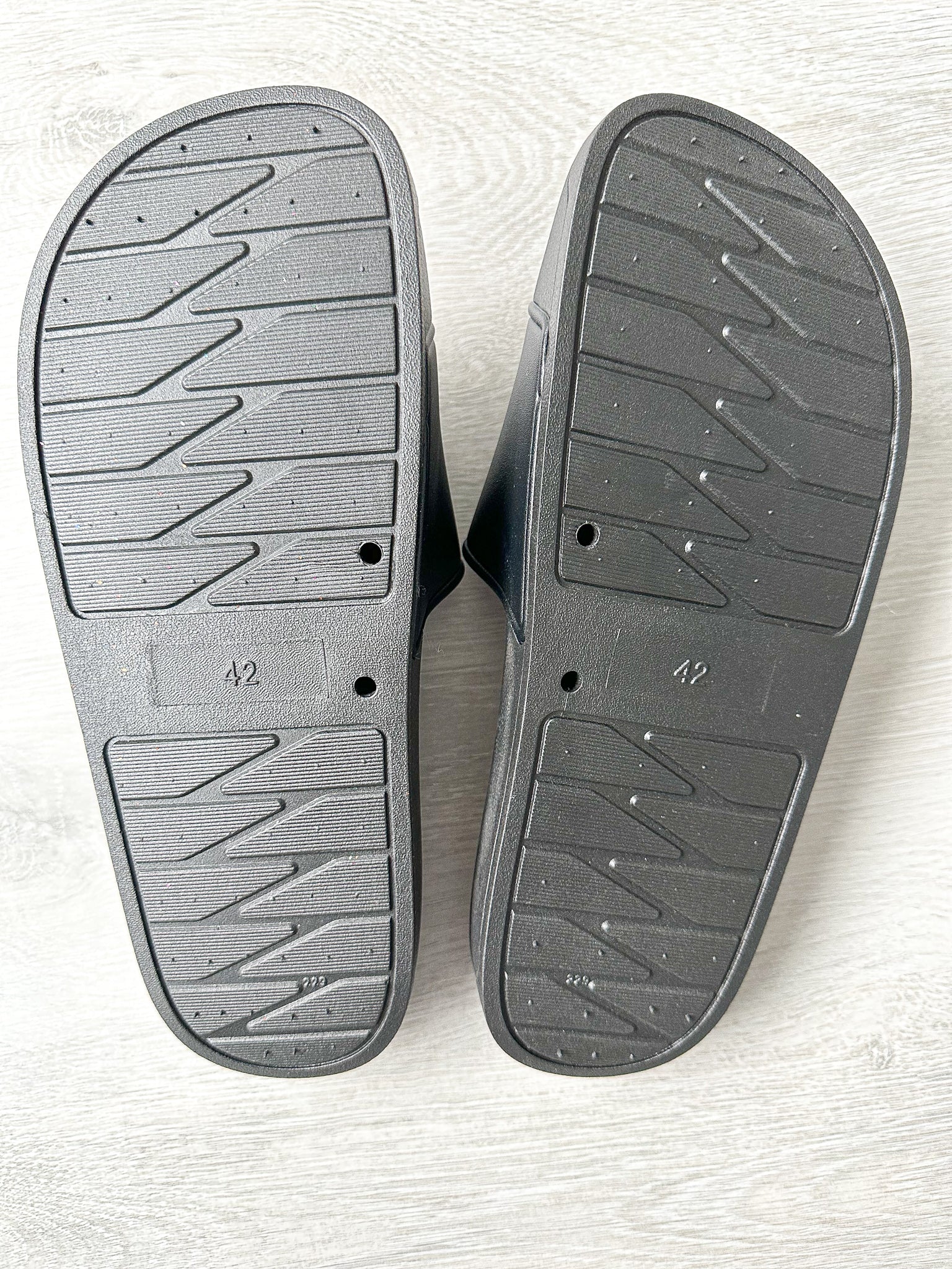 The Vampire's Wife Mens Black Logo Detail Sandals Sliders - House Of Huntington