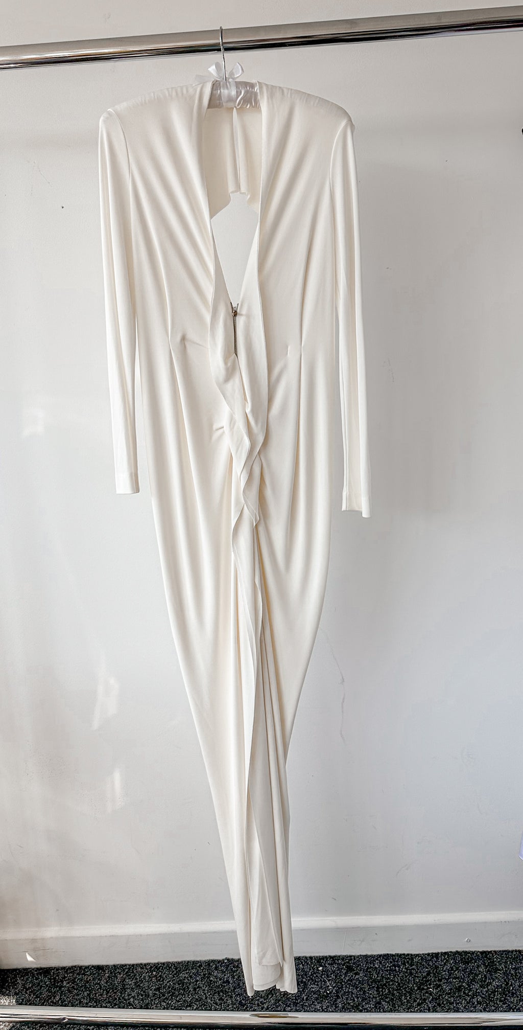 16ARLINGTON Marfil Blanco Minelli Feather Trim Crepe Netted Detalle Vestido de Novia Sin Tirantes