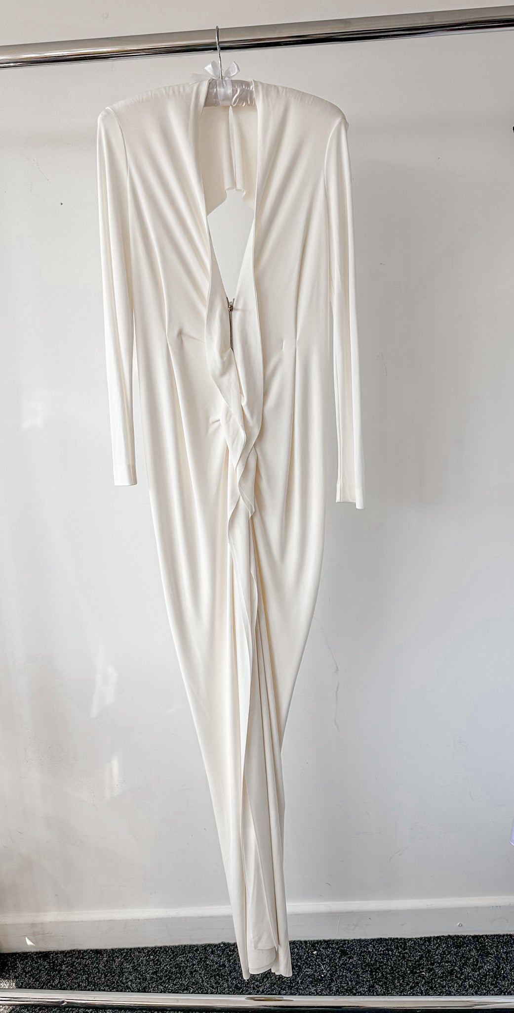 16ARLINGTON Marfil Blanco Minelli Feather Trim Crepe Netted Detalle Vestido de Novia Sin Tirantes