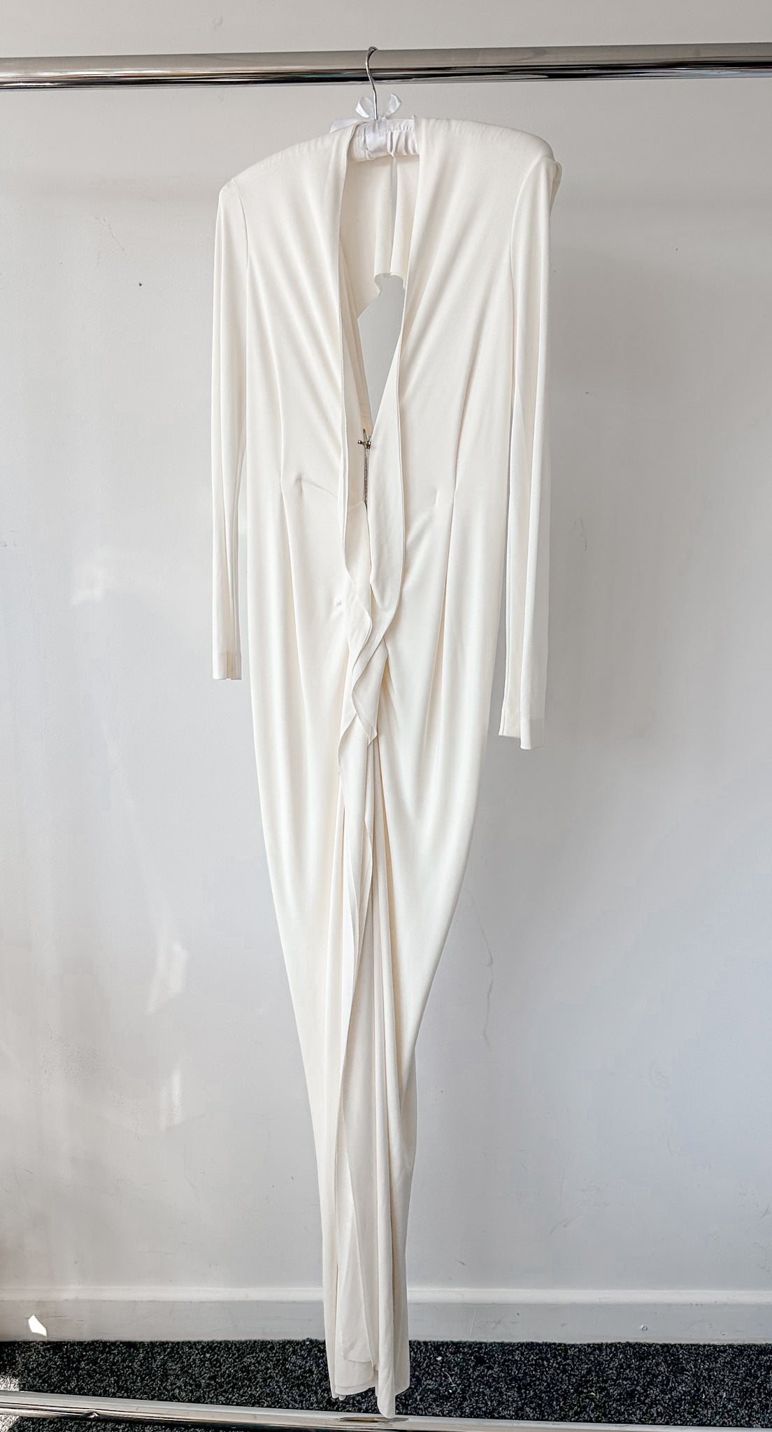 16ARLINGTON Marfil Blanco Minelli Feather Trim Crepe Netted Detalle Vestido de Novia Sin Tirantes