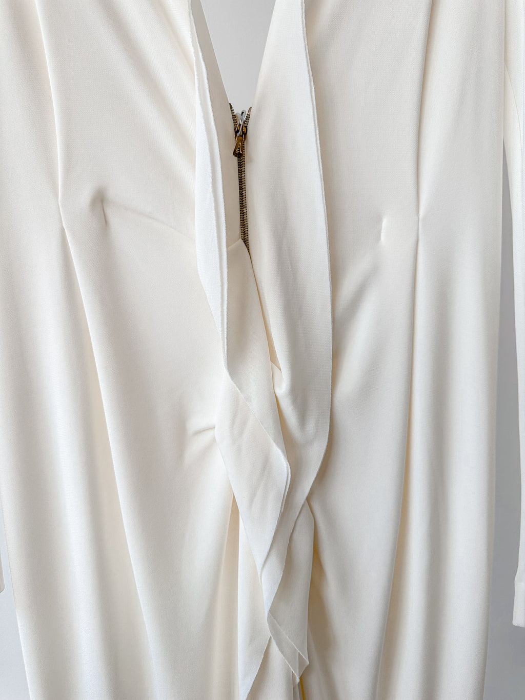 16ARLINGTON Marfil Blanco Minelli Feather Trim Crepe Netted Detalle Vestido de Novia Sin Tirantes
