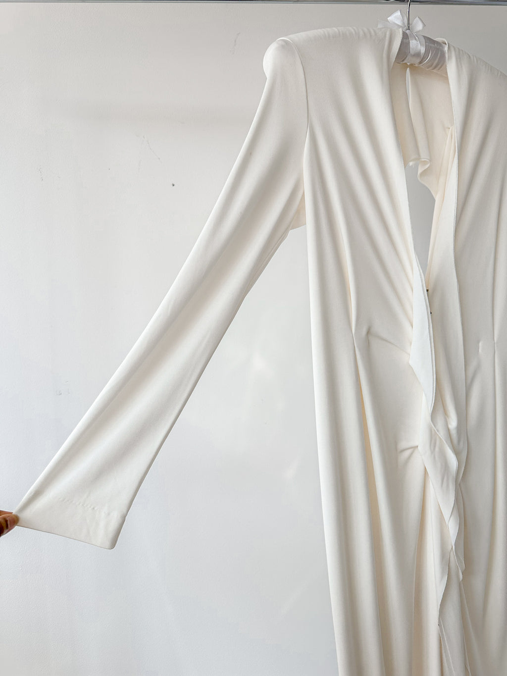 16ARLINGTON Marfil Blanco Minelli Feather Trim Crepe Netted Detalle Vestido de Novia Sin Tirantes