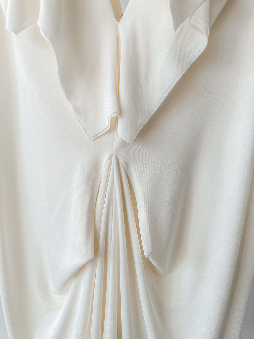 16ARLINGTON Marfil Blanco Minelli Feather Trim Crepe Netted Detalle Vestido de Novia Sin Tirantes