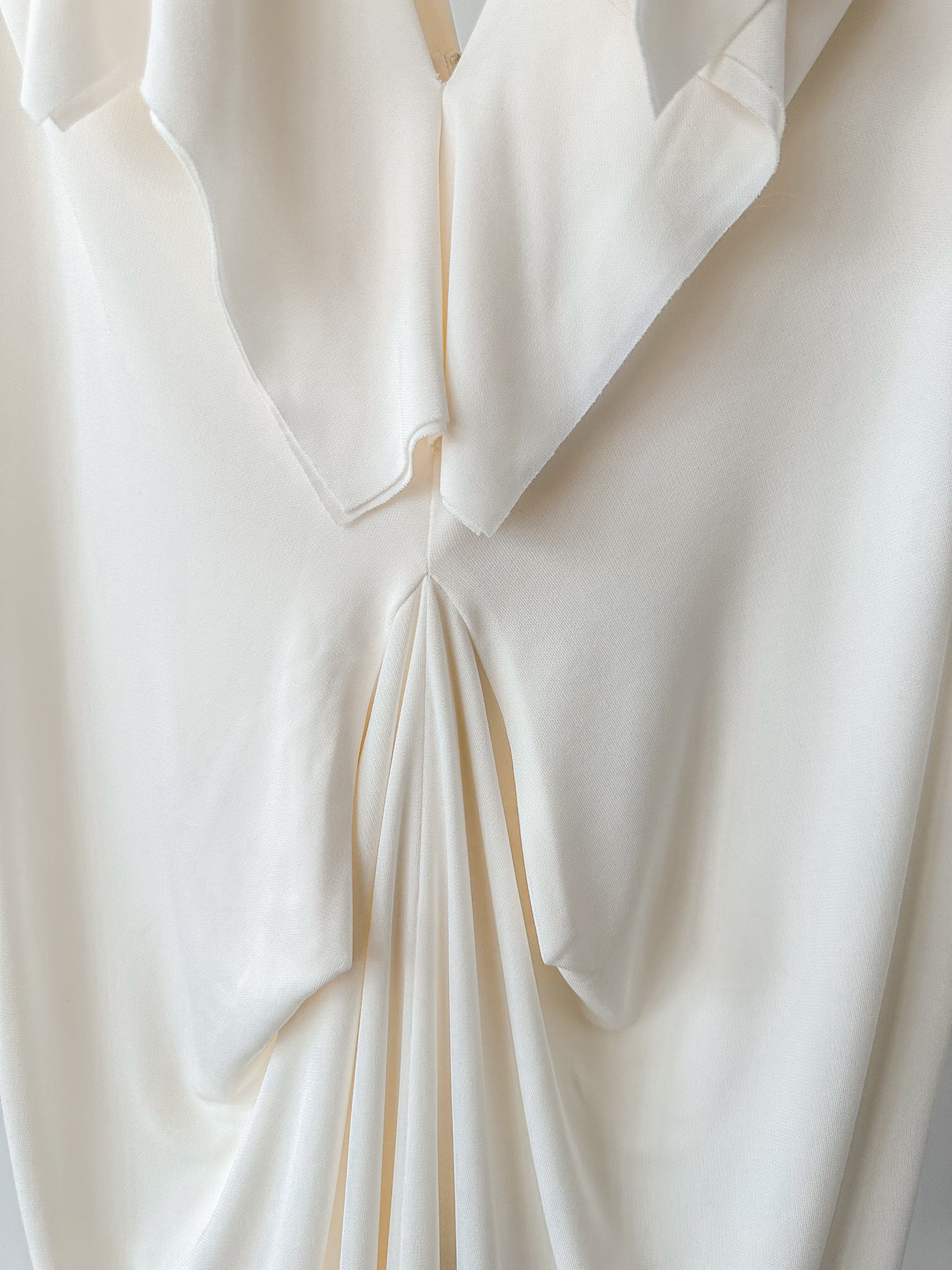 16ARLINGTON Marfil Blanco Minelli Feather Trim Crepe Netted Detalle Vestido de Novia Sin Tirantes