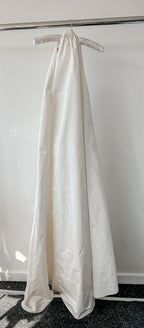 Robe de mariée Anaisa en taffetas ivoire à col montant Roksanda