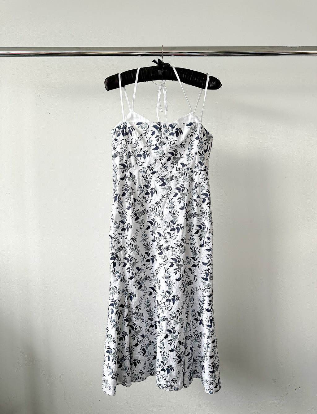 Erdem ผ้าลินินลายดอกไม้ปักสีฟ้าสีขาว strappy OTTO MIDI DRESS