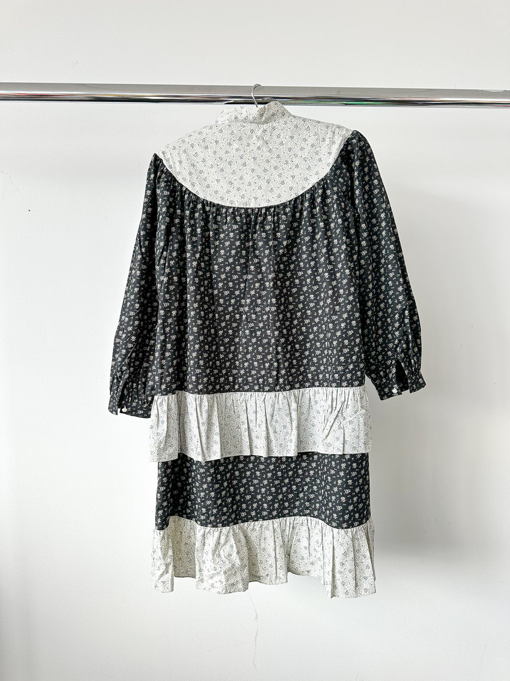 Batsheva Fifi gestuftes Minikleid mit Blumenrüschen