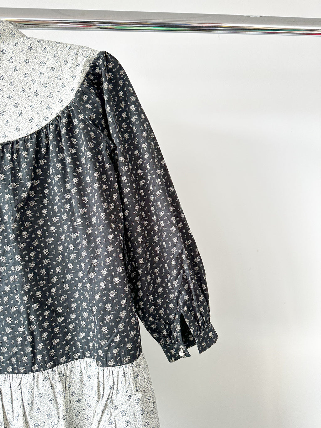 Batsheva Fifi gestuftes Minikleid mit Blumenrüschen