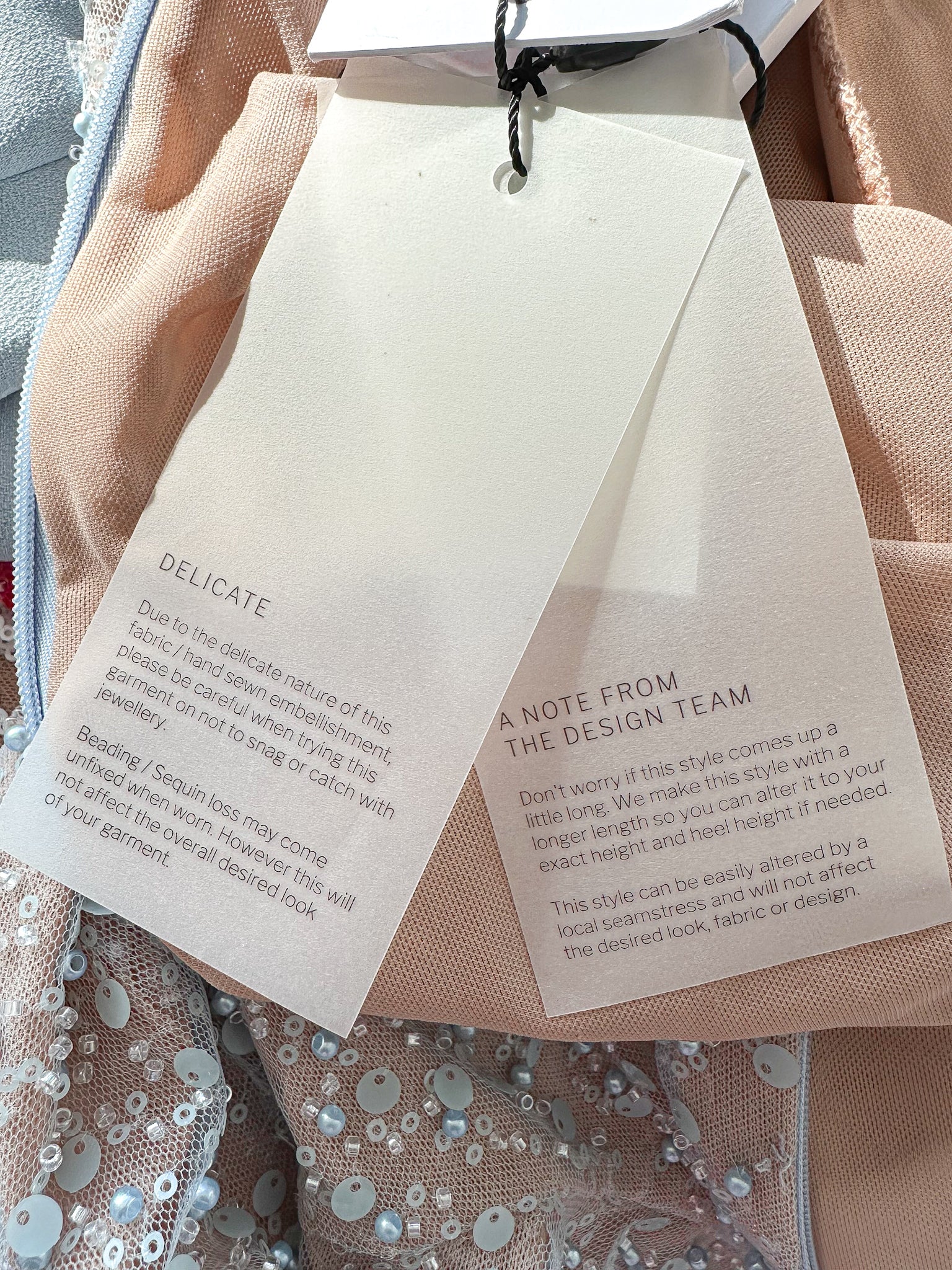 أفرول قماش ميرابي وردي من اللؤلؤ الأميليا مزين بالريش مزين بالترتر ، أفرول كفة.