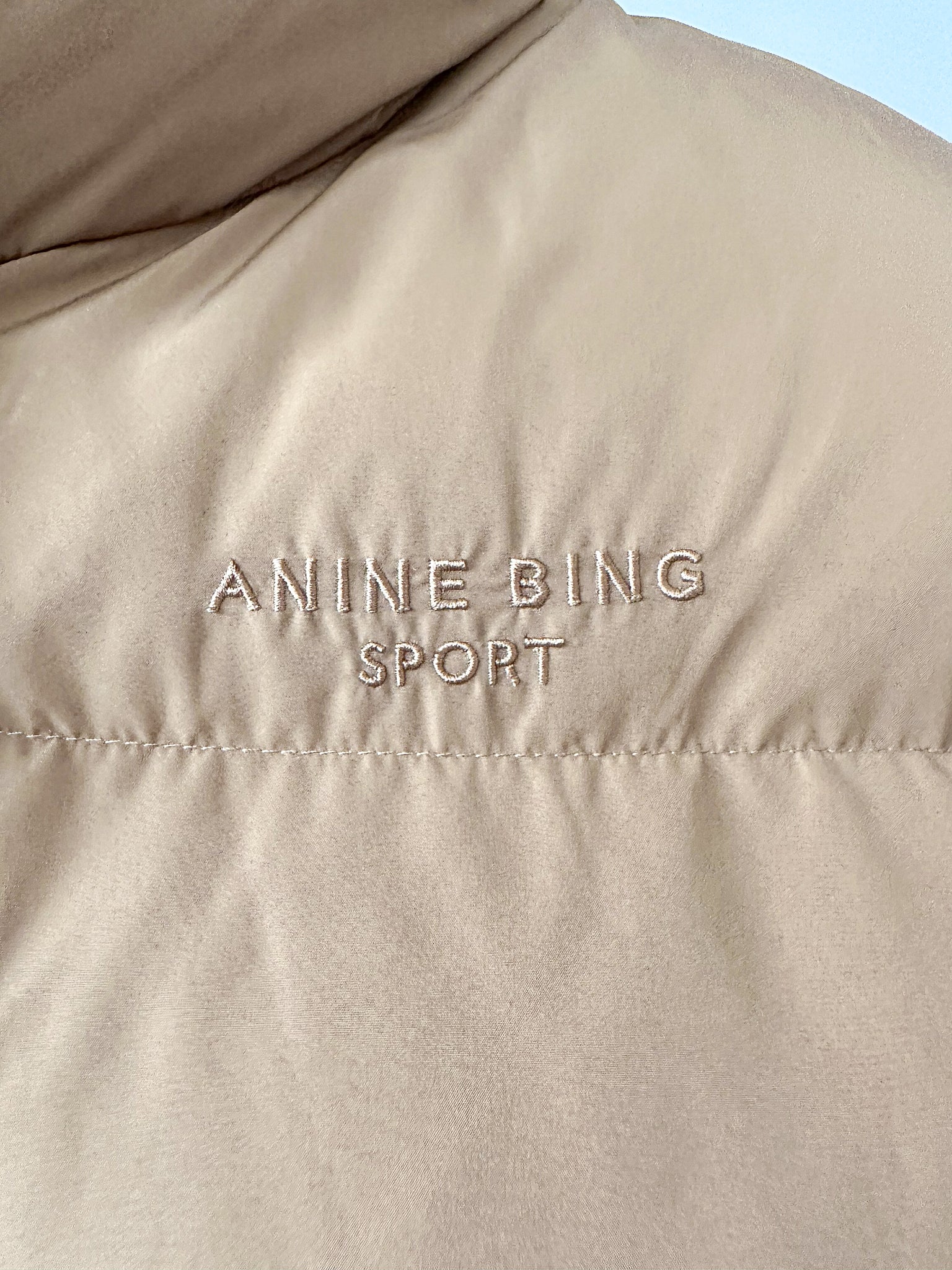 Anine Bing Logo bestickte braune Daunenweste mit Wattierung