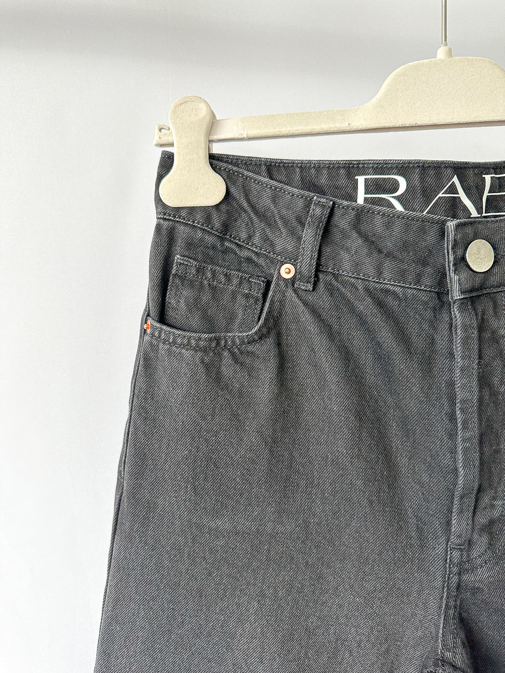 Jean droit en coton biologique noir Raey
