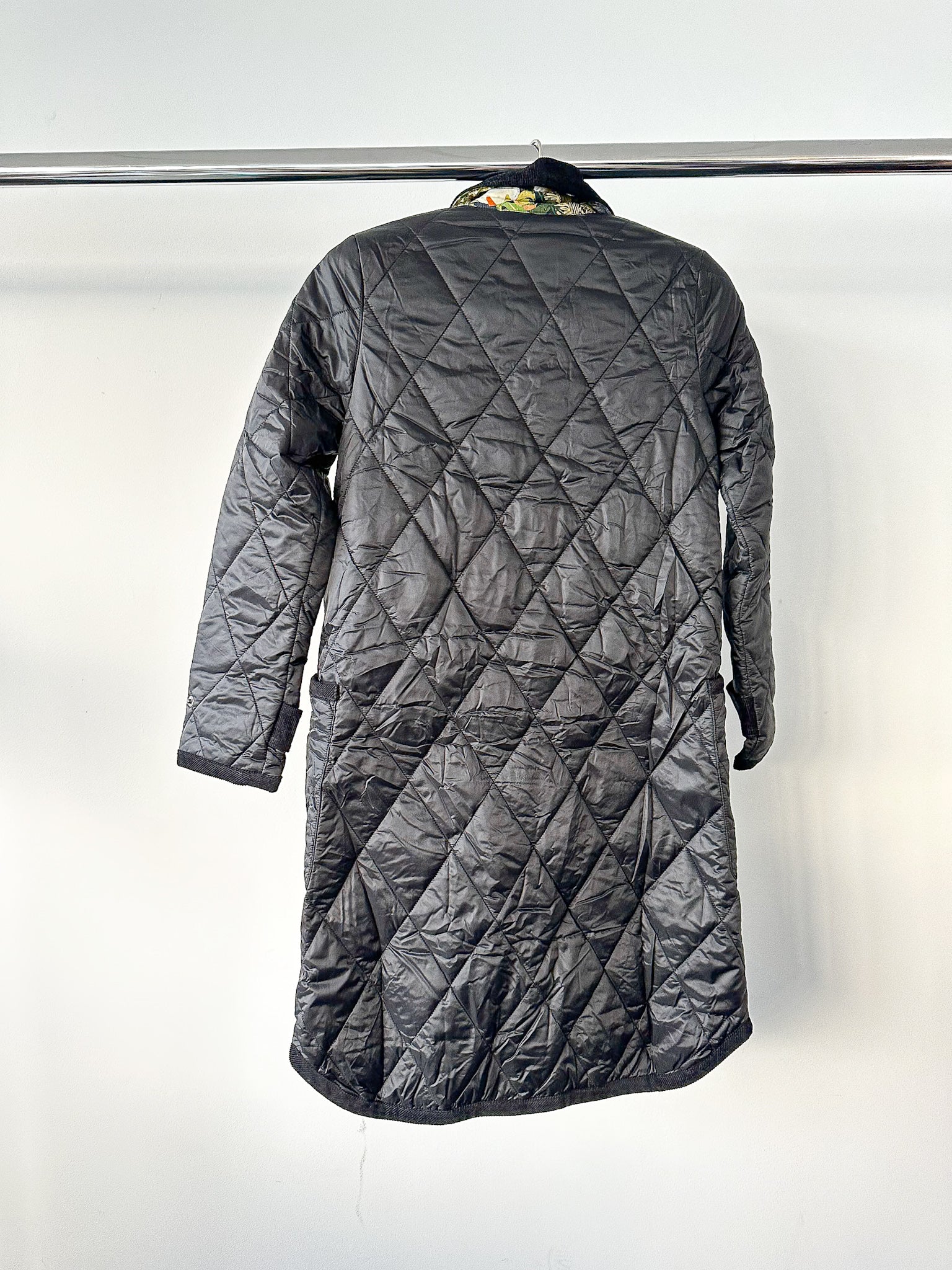 House Of Hackney – Schwarzer, gesteppter Mantel mit Blumenfutter