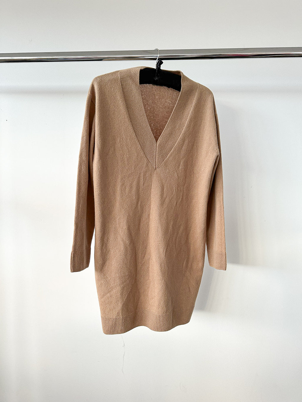 Robe pull camel à col en V en laine Taluka de DRIES VAN NOTEN