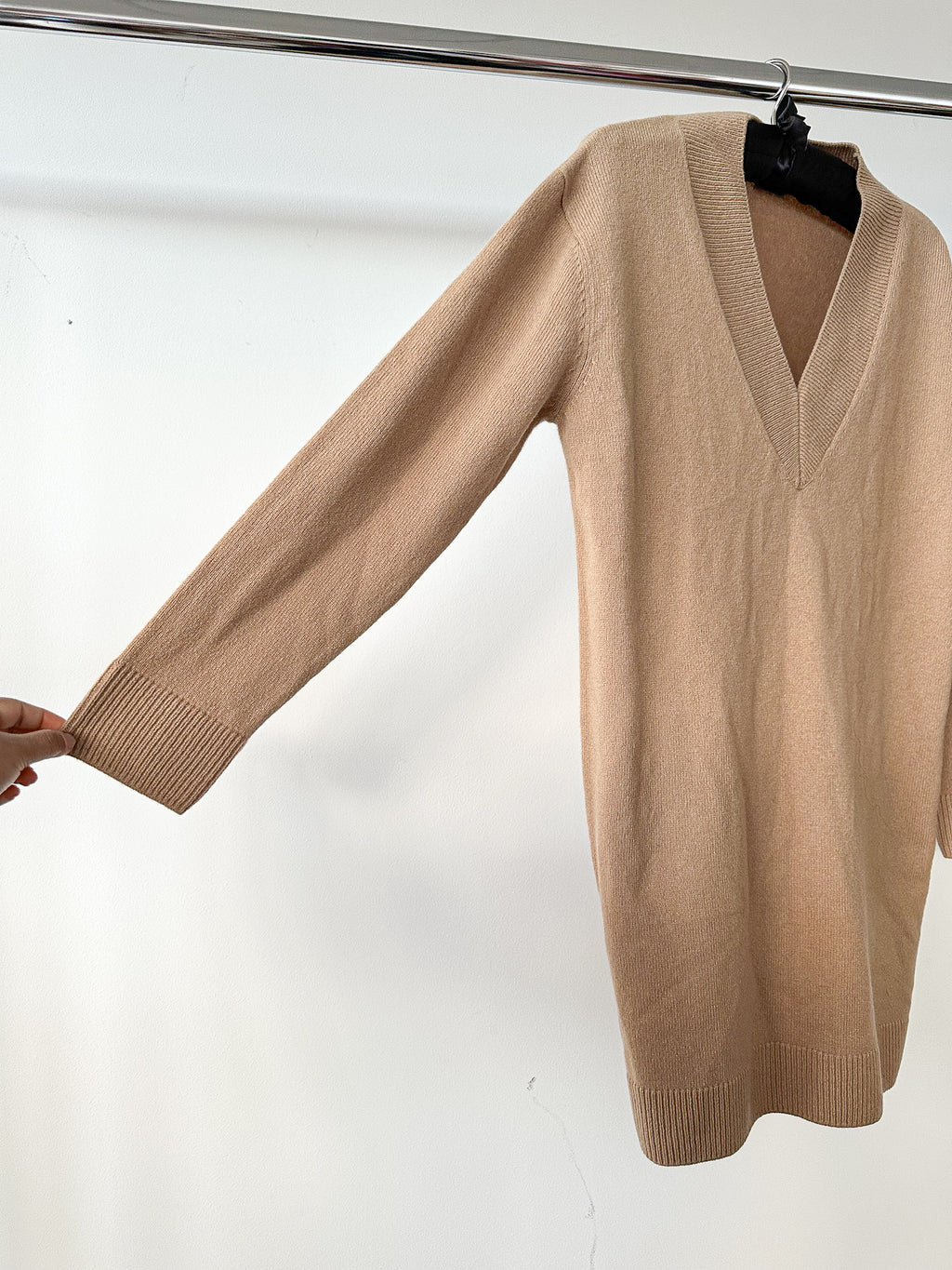 Robe pull camel à col en V en laine Taluka de DRIES VAN NOTEN