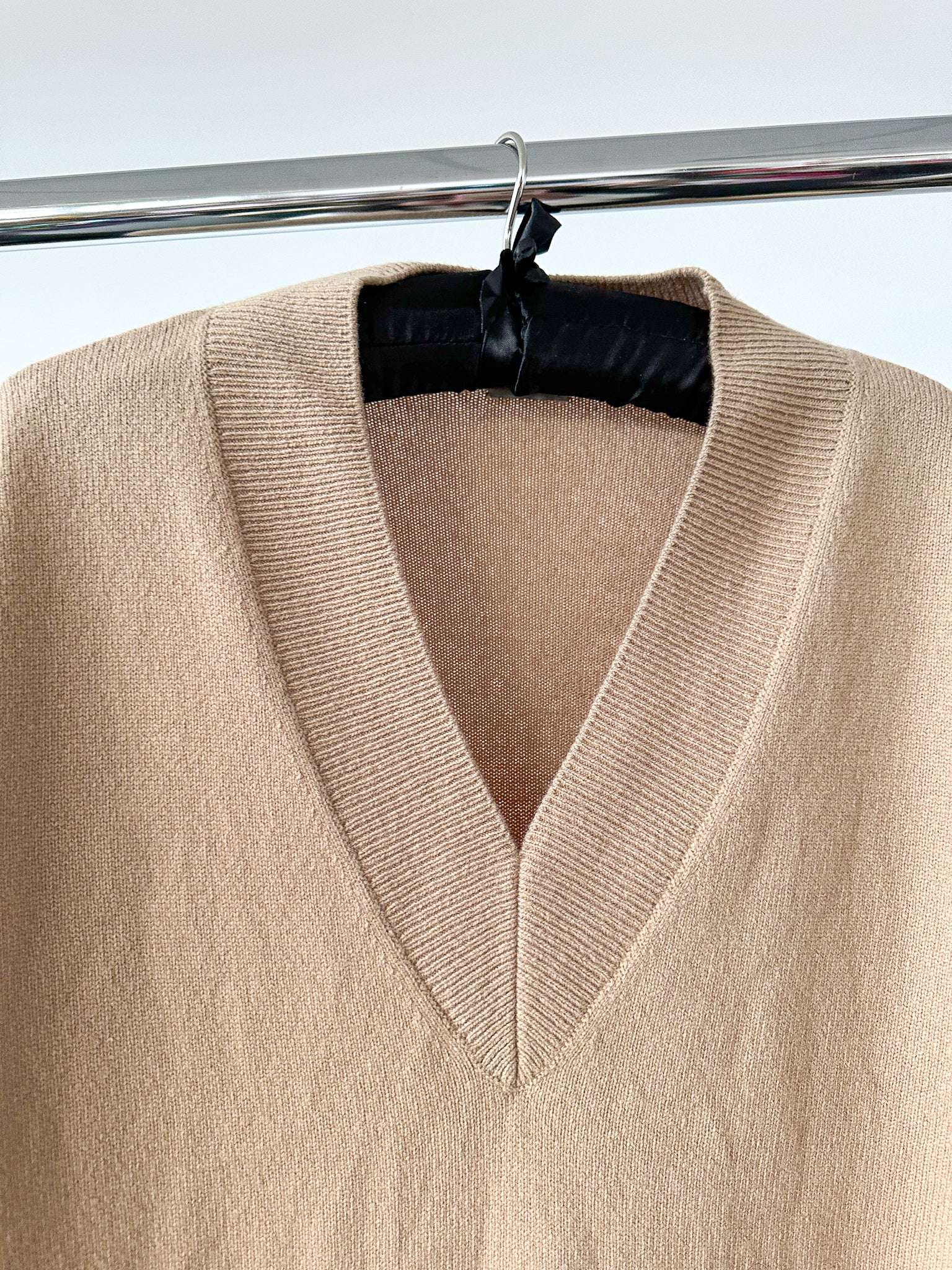 Robe pull camel à col en V en laine Taluka de DRIES VAN NOTEN