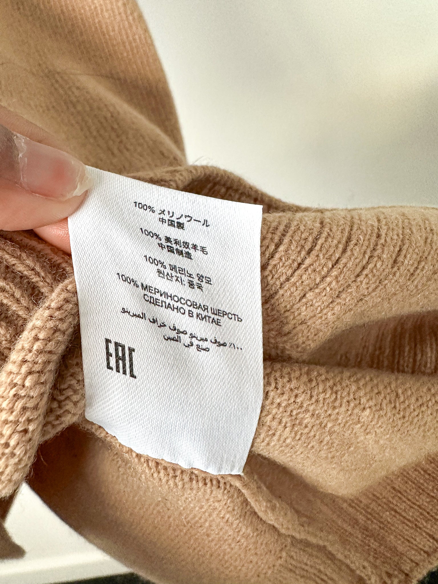 Robe pull camel à col en V en laine Taluka de DRIES VAN NOTEN