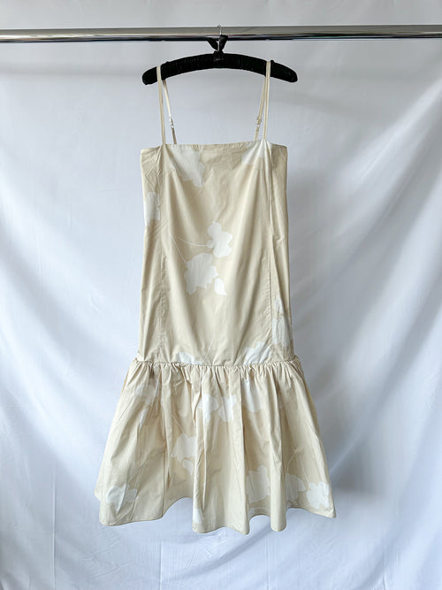 Another Tomorrow – Cremefarbenes Kleid aus Bio-Baumwolle mit gerafftem Volantsaum und Blumenmuster