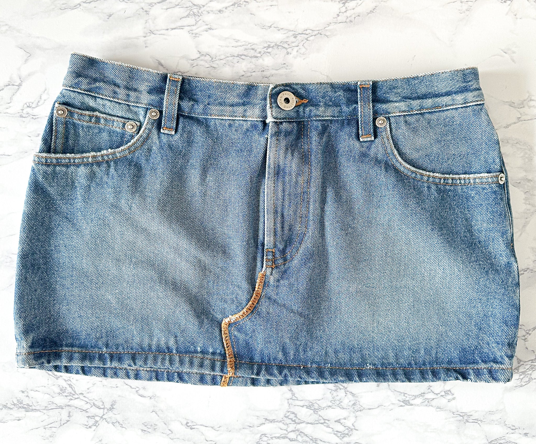 Mini-jupe en jean à grand logo Jean Paul Gaultier Haute Jeanerie