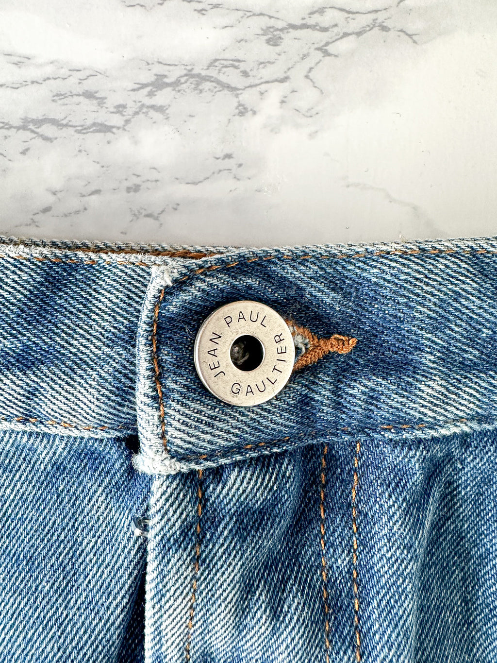 Mini-jupe en jean à grand logo Jean Paul Gaultier Haute Jeanerie