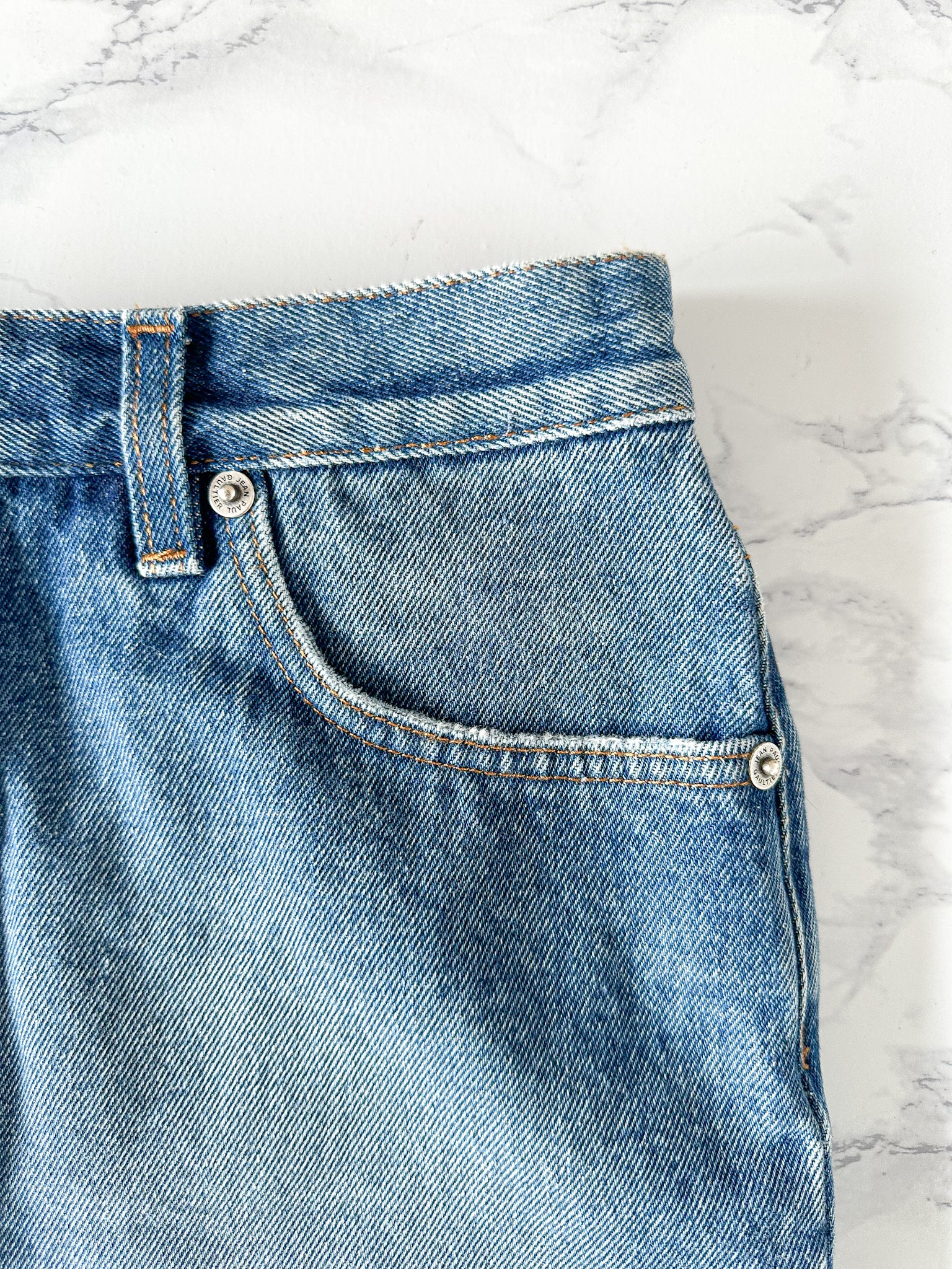 Mini-jupe en jean à grand logo Jean Paul Gaultier Haute Jeanerie