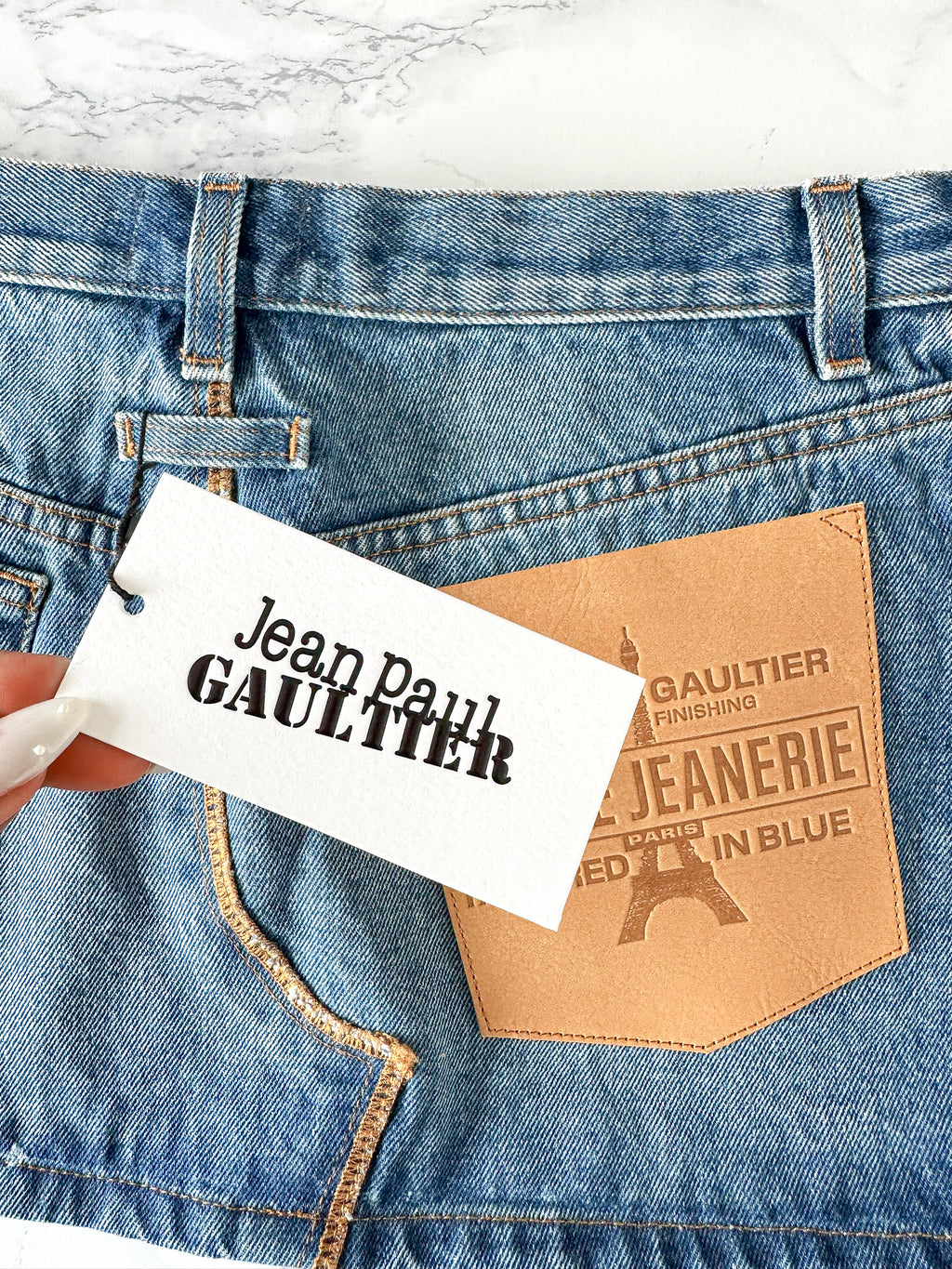 Mini-jupe en jean à grand logo Jean Paul Gaultier Haute Jeanerie