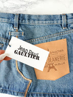Mini-jupe en jean à grand logo Jean Paul Gaultier Haute Jeanerie