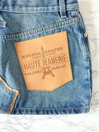 Mini-jupe en jean à grand logo Jean Paul Gaultier Haute Jeanerie
