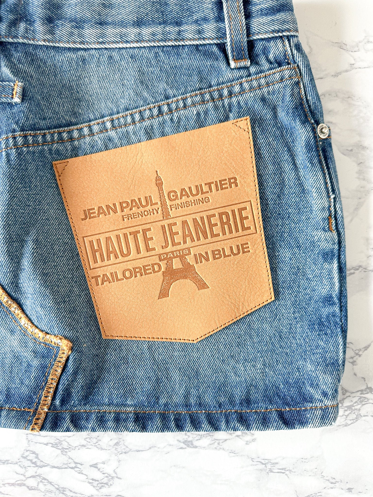 Mini-jupe en jean à grand logo Jean Paul Gaultier Haute Jeanerie