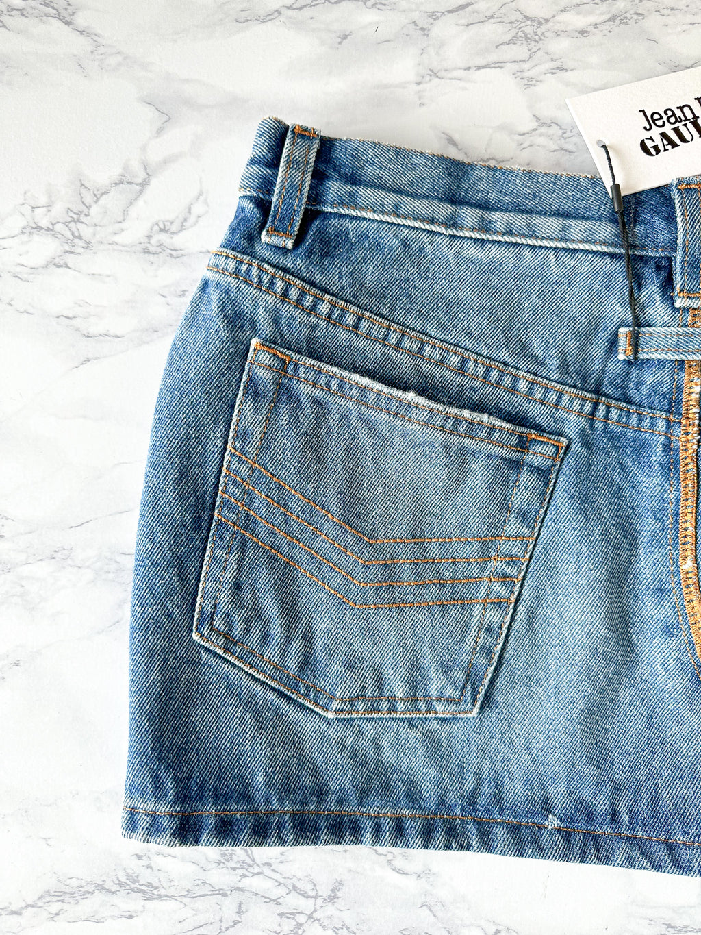 Mini-jupe en jean à grand logo Jean Paul Gaultier Haute Jeanerie