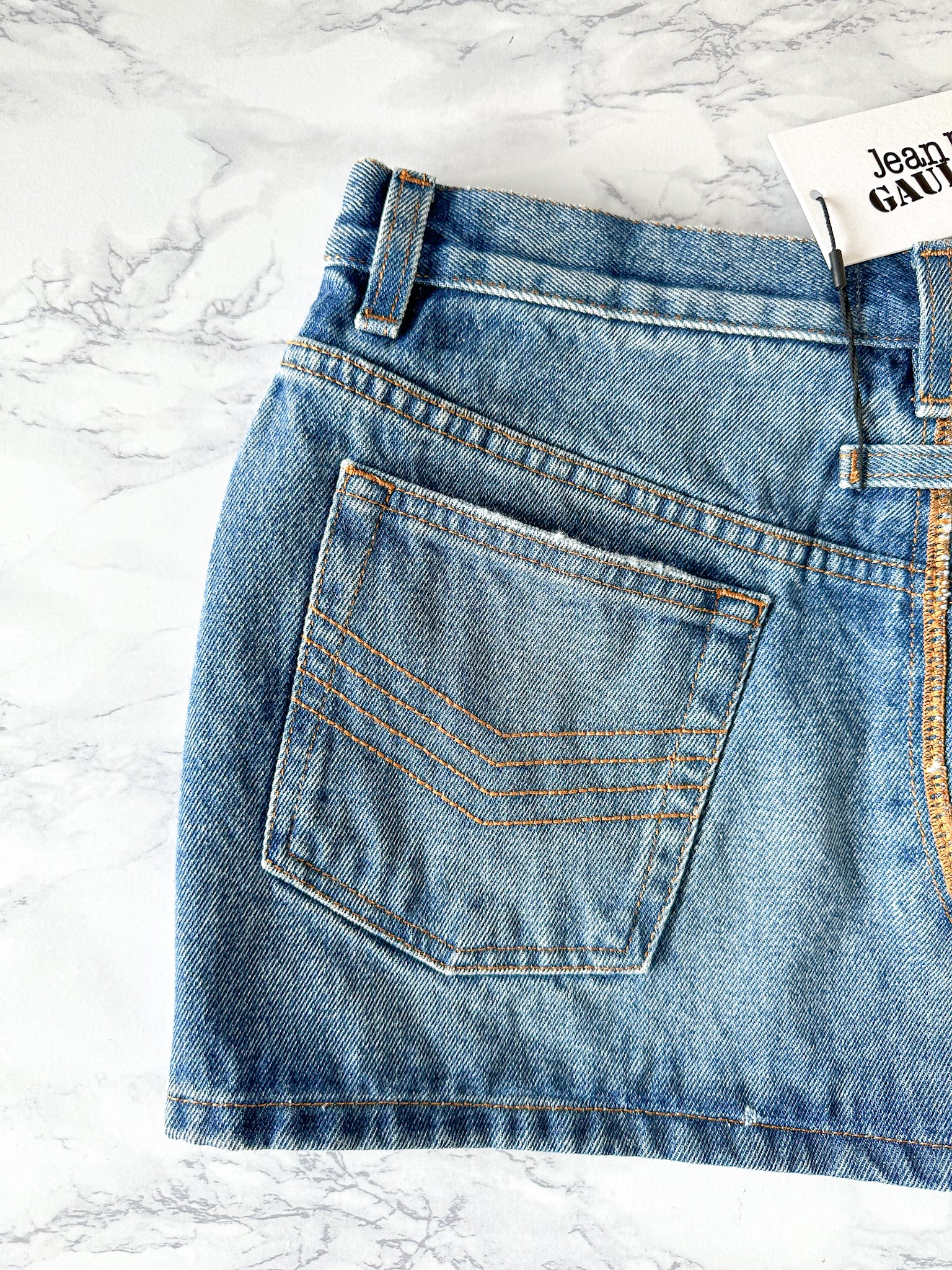 Mini-jupe en jean à grand logo Jean Paul Gaultier Haute Jeanerie