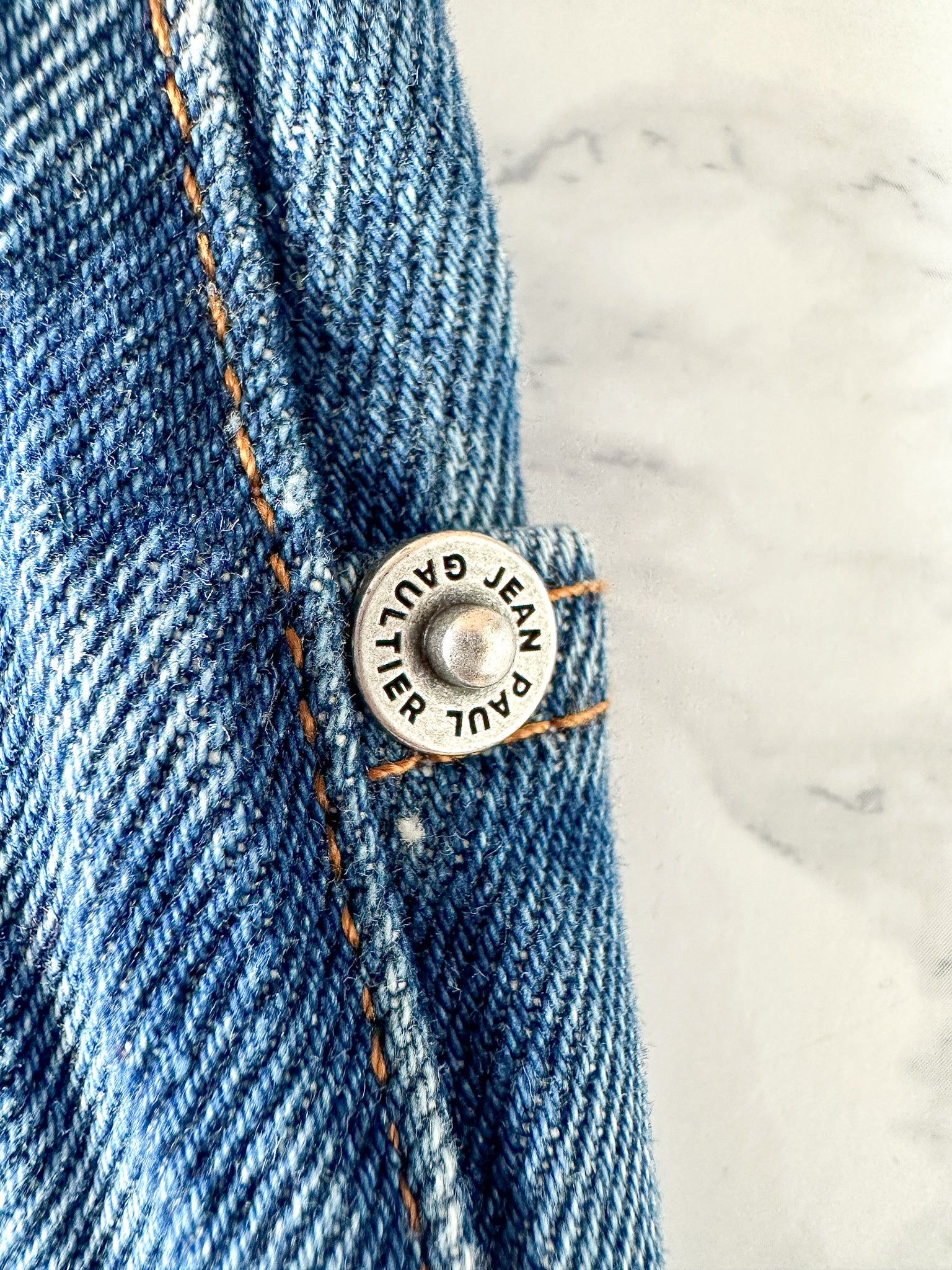 Mini-jupe en jean à grand logo Jean Paul Gaultier Haute Jeanerie