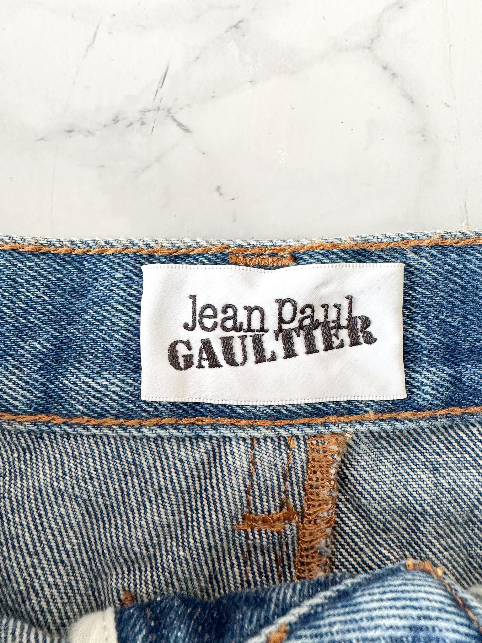 Mini-jupe en jean à grand logo Jean Paul Gaultier Haute Jeanerie