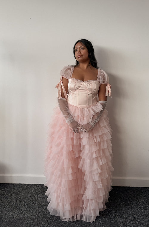 Amy Jane London – Pink Kitty – Märchenhaftes Maxikleid aus Satin mit Korsett-Mieder und gestuftem Tüllsaum