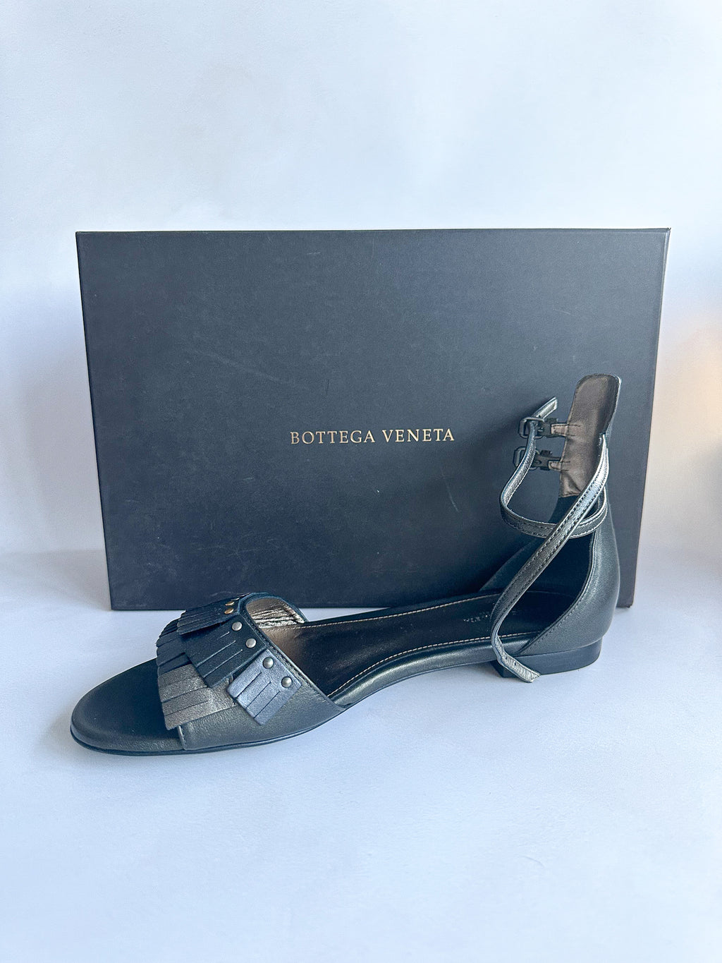 Bottega Veneta Fransen-Sandalen aus Leder mit Knöchelriemen