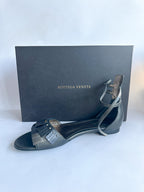 Bottega Veneta Fransen-Sandalen aus Leder mit Knöchelriemen