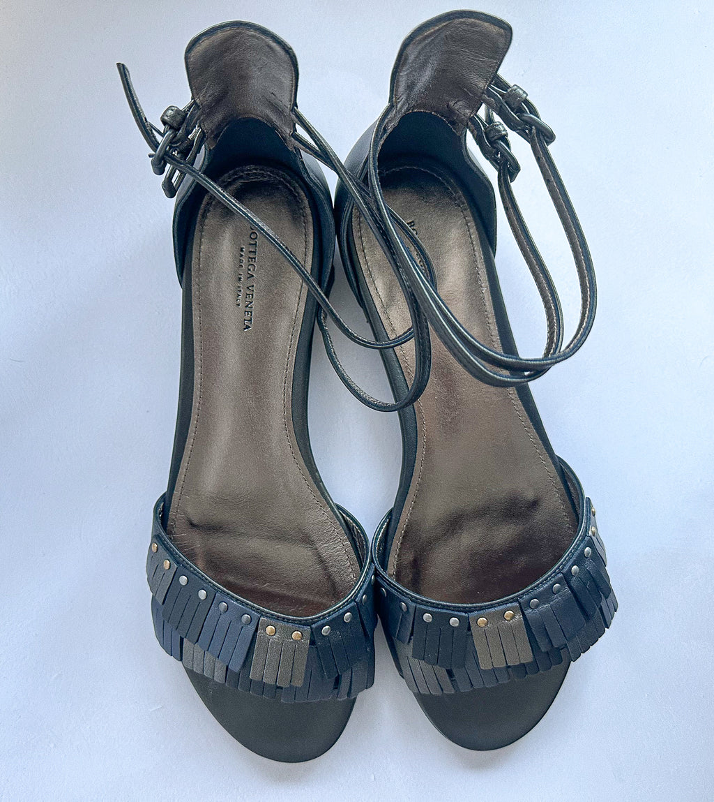 Bottega Veneta Fransen-Sandalen aus Leder mit Knöchelriemen