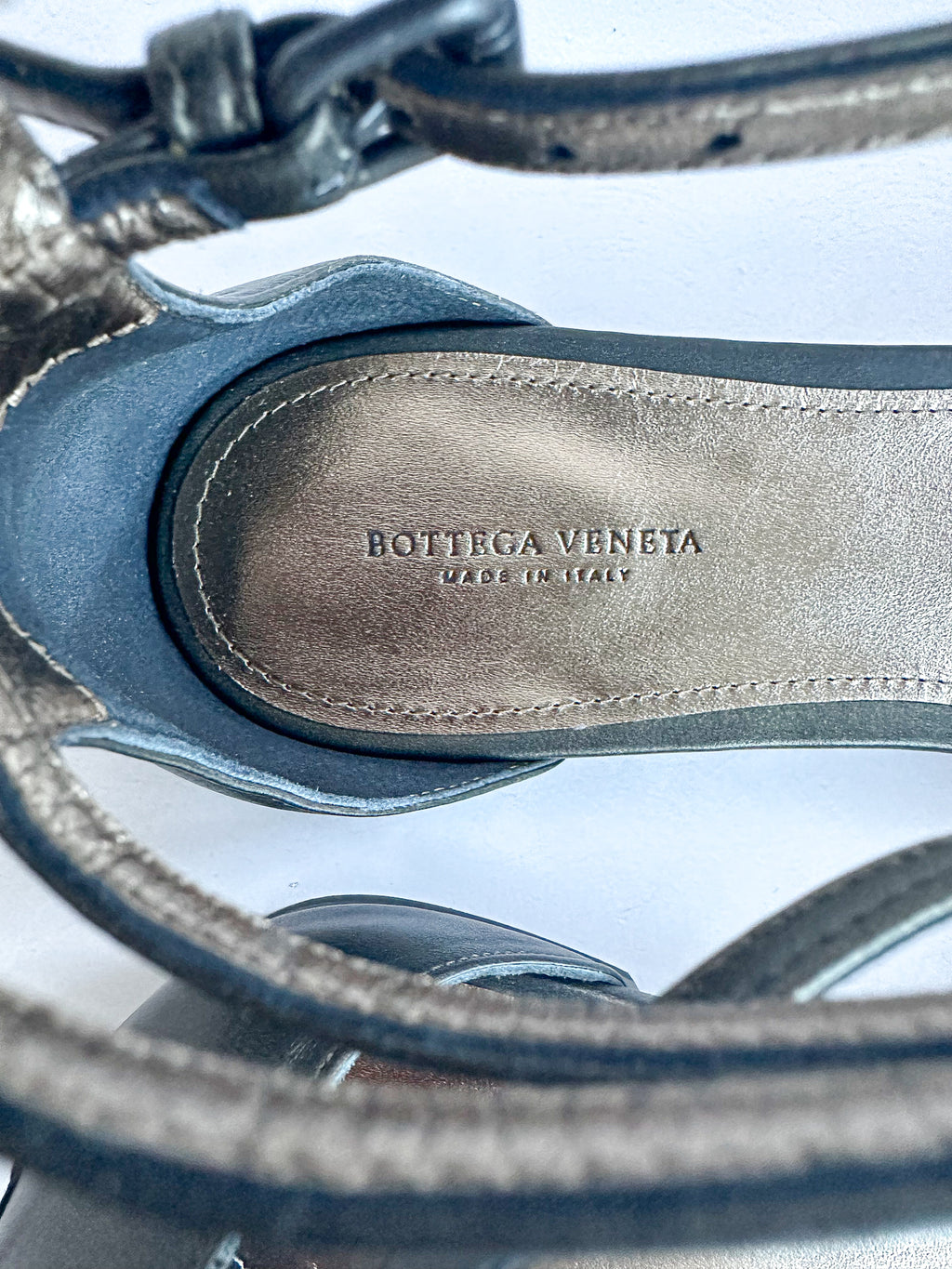 Bottega Veneta Fransen-Sandalen aus Leder mit Knöchelriemen