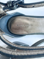 Bottega Veneta Fransen-Sandalen aus Leder mit Knöchelriemen