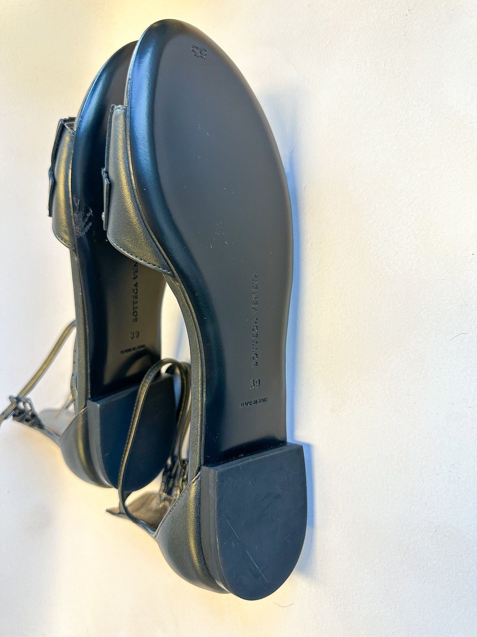 Bottega Veneta Fransen-Sandalen aus Leder mit Knöchelriemen