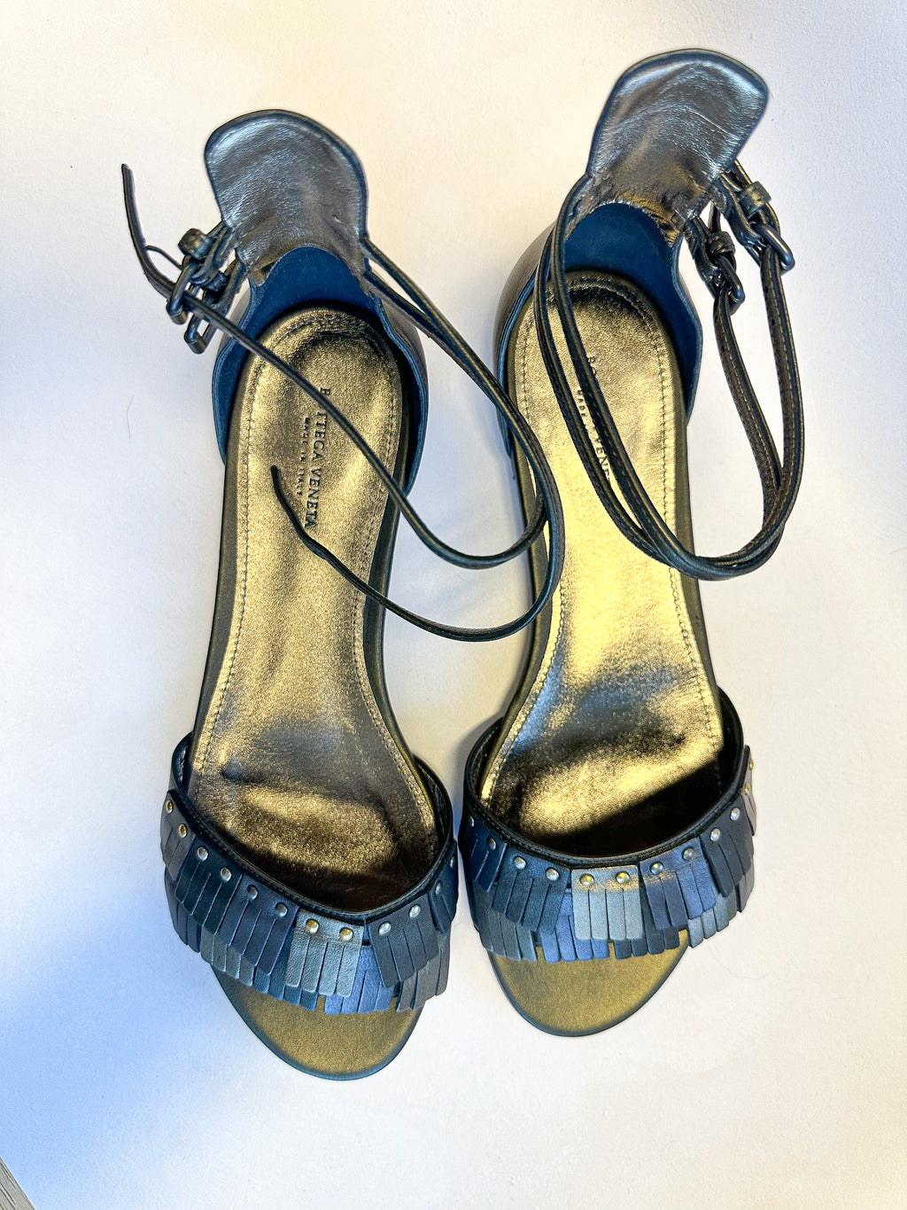 Bottega Veneta Fransen-Sandalen aus Leder mit Knöchelriemen