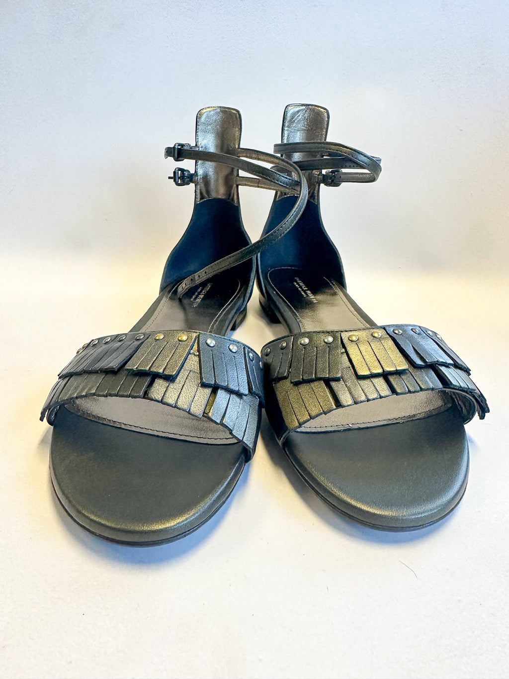 Bottega Veneta Fransen-Sandalen aus Leder mit Knöchelriemen